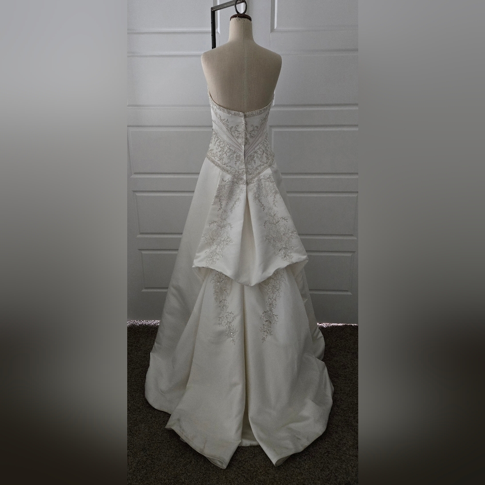 Elegant White Strapless Wedding Dress - Picture 5 of 9